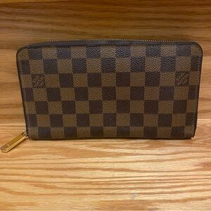16. LV Damier Wallet